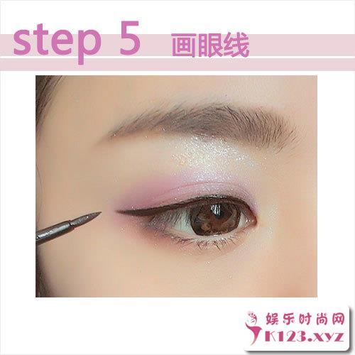 从零开始学化妆：教你画紫色眼影粉红桃花妆_Y2OOO.COM第5张