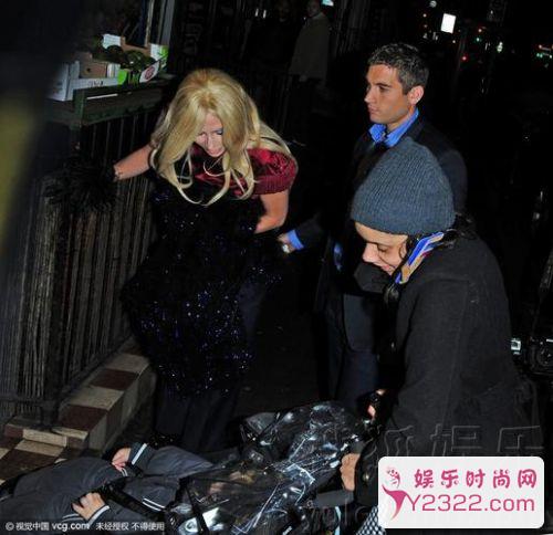 明星头条：Lady Gaga身穿红色衬衣深夜逛超市买啤酒_Y2OOO.COM第3张