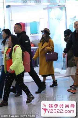 星闻：蔡依林带帽现身机场 黄色大衣时尚惹眼_Y2OOO.COM第3张