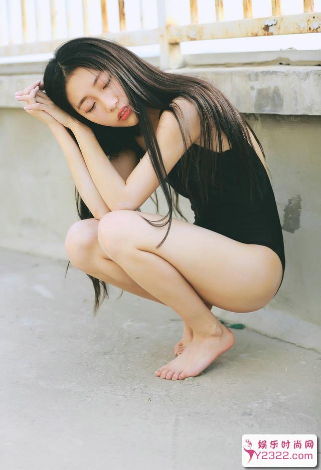 社会百态邪恶图片：天台上的泳衣妹子长发飘飘_Y2OOO.COM第6张