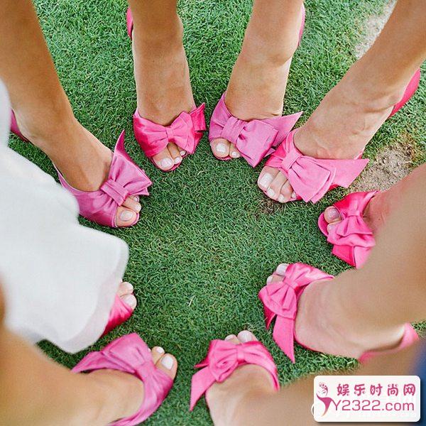 将成熟与青春糅合在一起的婚鞋，象征着女孩变成女人婚礼_Y2OOO.COM第1张