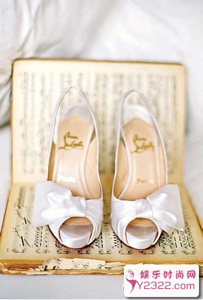 将成熟与青春糅合在一起的婚鞋，象征着女孩变成女人婚礼_Y2OOO.COM第4张