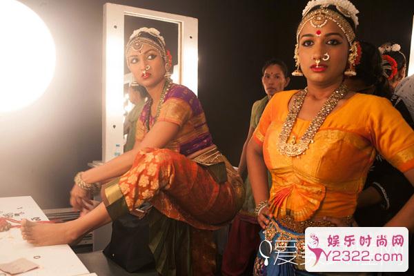 印度本土的设计师们将时尚的服饰元素与传统的印度民族特色完美糅合_Y2OOO.COM第1张