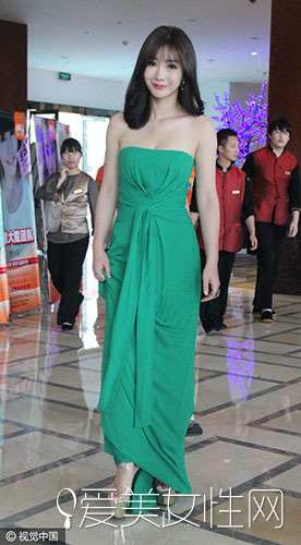 一起来看看wuli柳岩女神的抹胸裙造型吧_m.y2ooo.com