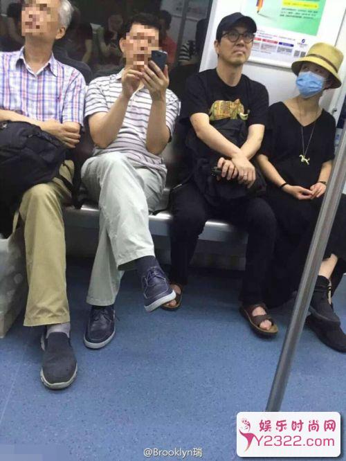 网友地铁偶遇汤唯夫妇，黑衣显低调。_Y2OOO.COM第4张