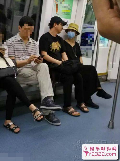 网友地铁偶遇汤唯夫妇，黑衣显低调。_Y2OOO.COM第3张