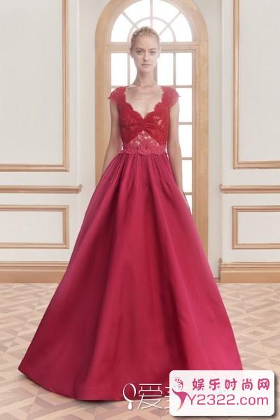 设计师把华丽的礼服“搬”到简约的皇宫里。你准备好了吗？_Y2OOO.COM第6张