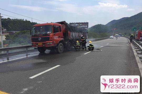 福建泉南高速载18吨铝土货车自燃 交警消防及时救援_m.y2ooo.com
