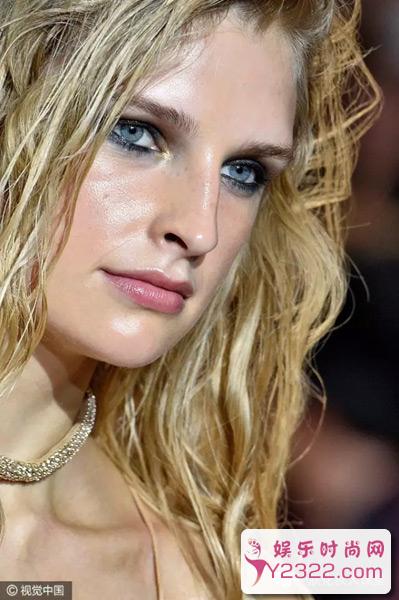 时髦鬼们看秀，聪明的美容精玩妆容呀好吗!_Y2OOO.COM第5张