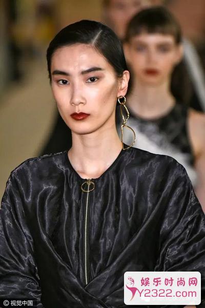 时髦鬼们看秀，聪明的美容精玩妆容呀好吗!_Y2OOO.COM第8张