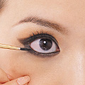 化妆教程：拉长眼型的眼影画法步骤图解_第2页_m.y2ooo.com