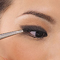 化妆教程：拉长眼型的眼影画法步骤图解_Y2OOO.COM第1张
