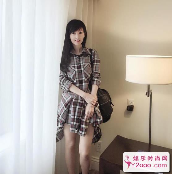 周慧敏秀白皙美腿笑容甜美冻龄美照如少女_m.y2ooo.com