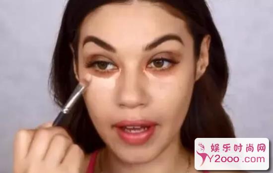 化妆达人一步一步教你遮盖眼袋的化妆技巧_Y2OOO.COM第2张