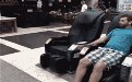 搞笑gif动态图：男子商场享受按摩椅试用爆笑