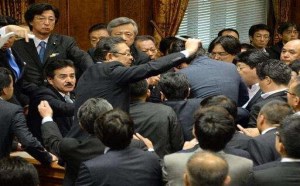 日本国会答辩上演闹剧 安倍晋三在会场空等一夜