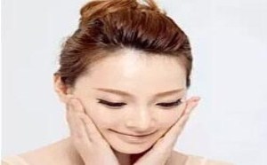 不少女孩把眉毛用眉 笔画成两条线，天啊!不及格!