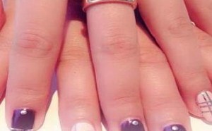 日本美甲最近刮出了一种指甲油新时尚