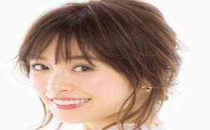 把头发扎成发髻，解决披头问题，可以让颈部变得清爽