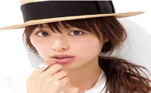 觉得发型不够抢眼怎么办?利用配件都是一个窍门哦