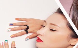 指甲上掀起了“混搭风”——两只手上涂上颜色完全不同的美甲！