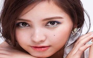 驾驭今夏使人眼前一亮的蓝色、绿色眼妆