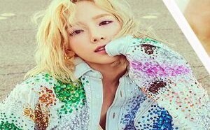 泰妍以倒三角形的清爽指彩引发一阵热潮