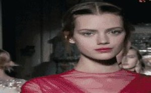 时髦鬼们看秀，聪明的美容精玩妆容呀好吗!