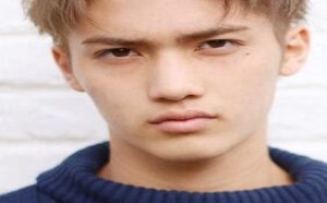 好好利用瓜子脸适合的发型，甚至走路都带主角光环