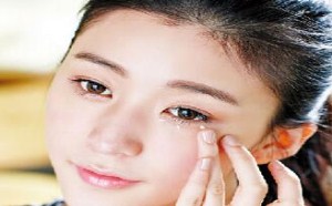 去眼袋最有效的方法,轻松唤醒春季活力