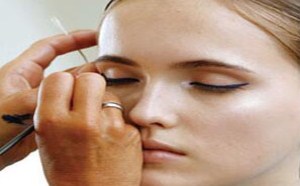 世界上超过90%的女性每天都在为能放大双眼而努力