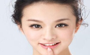 皮肤干燥和嘴唇干裂起皮等已经迫不及待找上门