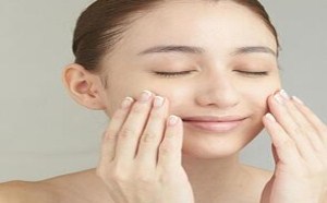 加班、熬夜就会引起黑眼圈，每天顶着两个黑眼圈