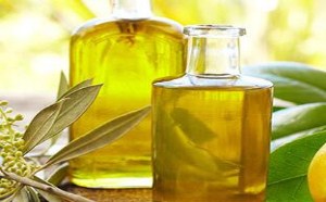 柠檬精油可以迅速的渗入肌肤内部,清除老化死去的细胞 柠檬精油可以迅速的渗入肌肤内部,清除老化死去的细胞