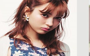 用腮红扫粘上胭脂扫一下颧骨，哟~气色超级好