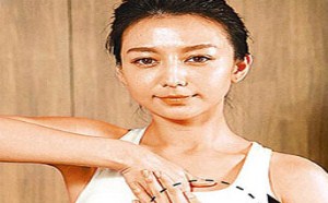 胶原蛋白也在渐渐流失，除了要呵护脸部身材，当然胸型线条也不能忽略