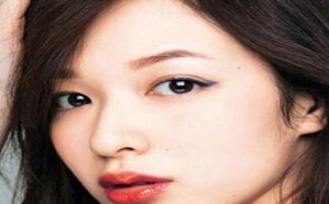 唇妆口红颜色色彩丰富对面部有提亮的作用