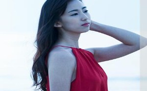 看一个女性的美丽就看肌肤，看一个女性的优雅就得看颈部!