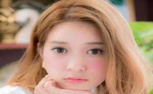 中长发造型简约又百搭,是一款懒星人都爱的发型