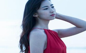 光滑紧致的颈部能使我们看起来更年轻、更优雅 光滑紧致的颈部能使我们看起来更年轻、更优雅