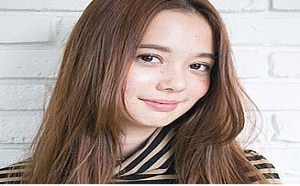 中分发型似乎永远不会退出时尚舞台