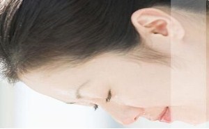 脸部按摩不仅可以瘦脸，还可以排除脸上的毒素