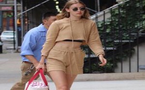 看到Gigi hadid的完美双腿，是不是羡慕又嫉妒呢?