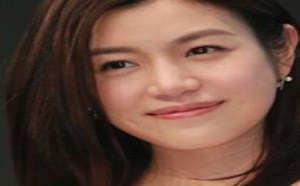 同学会的妆容讲求舒服但又好看，给人一种亲切不疏远之感