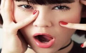 尽可能的躲在空调房里，希望自己没有被晒黑