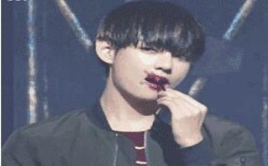 嘟嘴卖萌是妹纸们经常干的一件事，卖萌之前先把唇部好养好再说