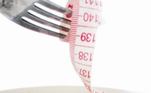 节食减肥不靠谱 控制饮食和坚持运动是关键 节食减肥不靠谱 控制饮食和坚持运动是关键