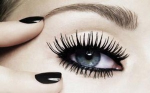 教你如何正确使用睫毛夹 打造小扇子一般的卷翘纤长睫毛