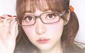 谁说戴眼镜不可以光彩照人 教你打造一款适合眼镜妹的妆容