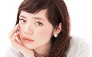 教你用两款不同的腮红色 打造出不同的妆容风格